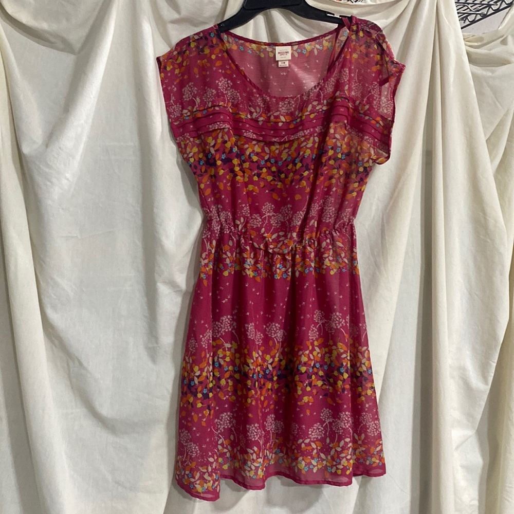 Fun Mossimo dress, great for vacation, night out with friends- great pink color!